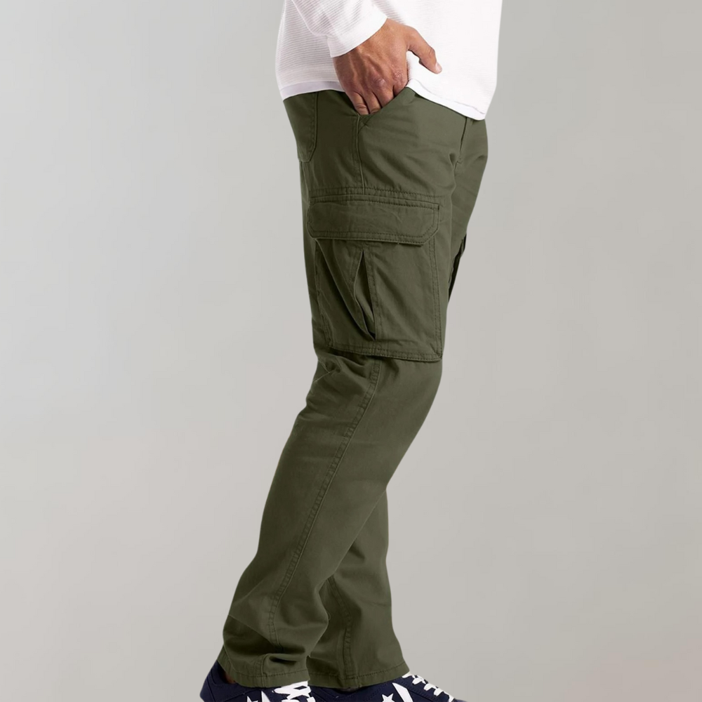 Detailaufnahme der Herren Taschenhose, Cargostil, mit Reißverschluss und Knöpfen, bequem und praktisch.