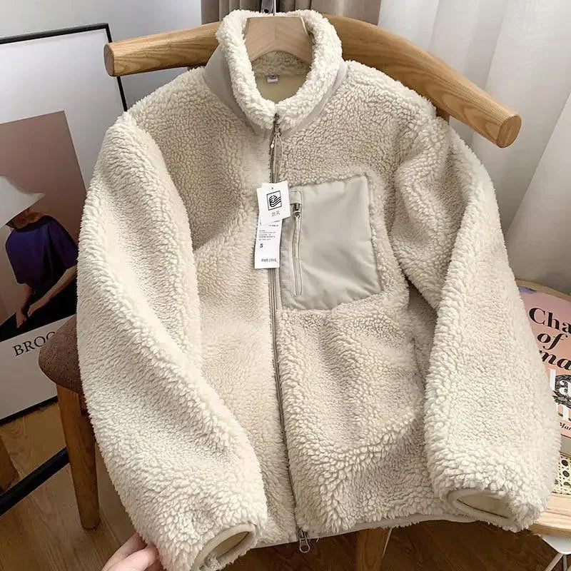 Herren Leon Fleecejacke in Beige auf Holzstuhl präsentiert