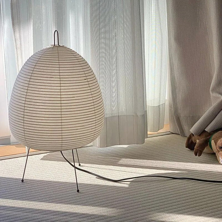 Japanische LED-Reispapierlampe mit Dreibeinstativ für ruhiges Ambiente