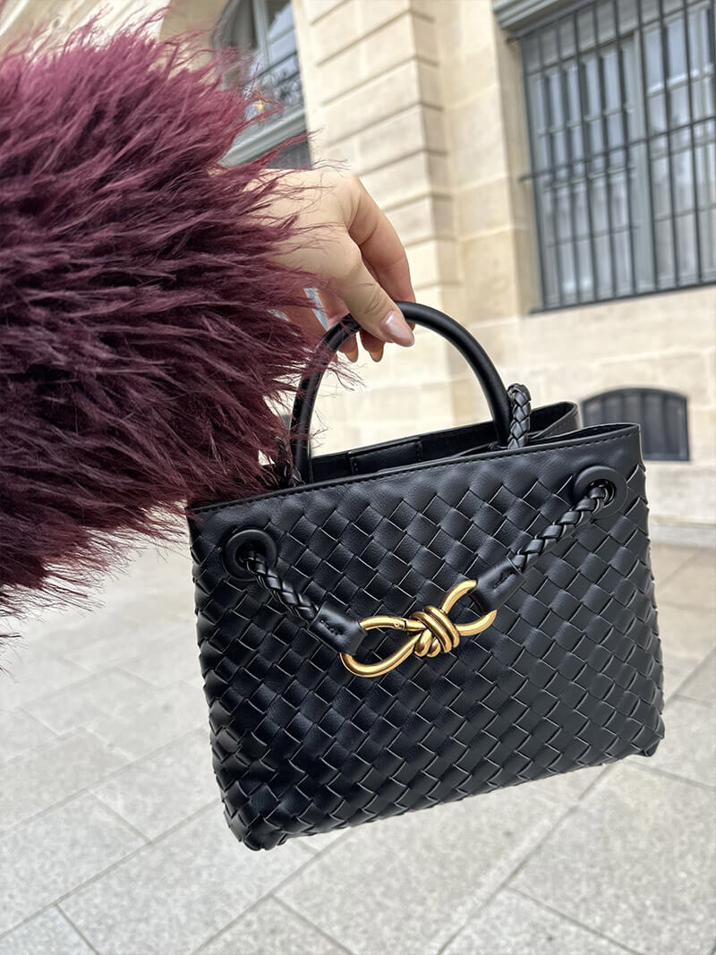 Schwarze Damen Handtasche Ruby aus Leder mit eleganten Metall-Details