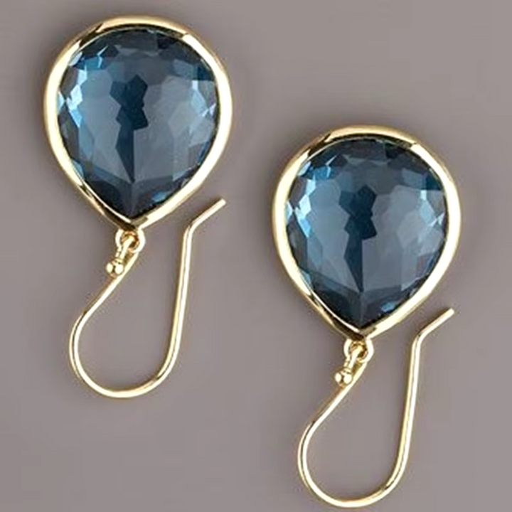 Goldene Ohrringe mit blauen Tropfen-Anhängern, eleganter Schmuck, modisches Accessoire.