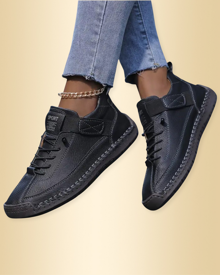 Schwarze Damen Sneaker getragen mit Jeans, ideal für den Alltag und Freizeitaktivitäten.
