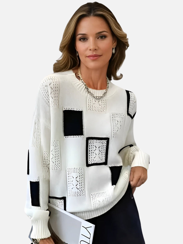Damen in einem weissen Strickpullover mit grafischem Lochmuster und runder Halslinie