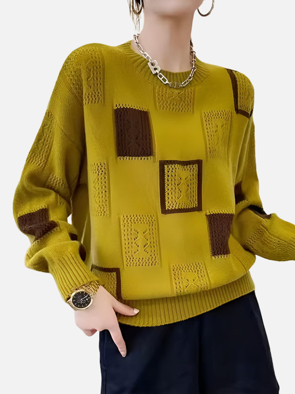 Frau trägt einen gelben Strickpullover mit quadratischem Muster und Details