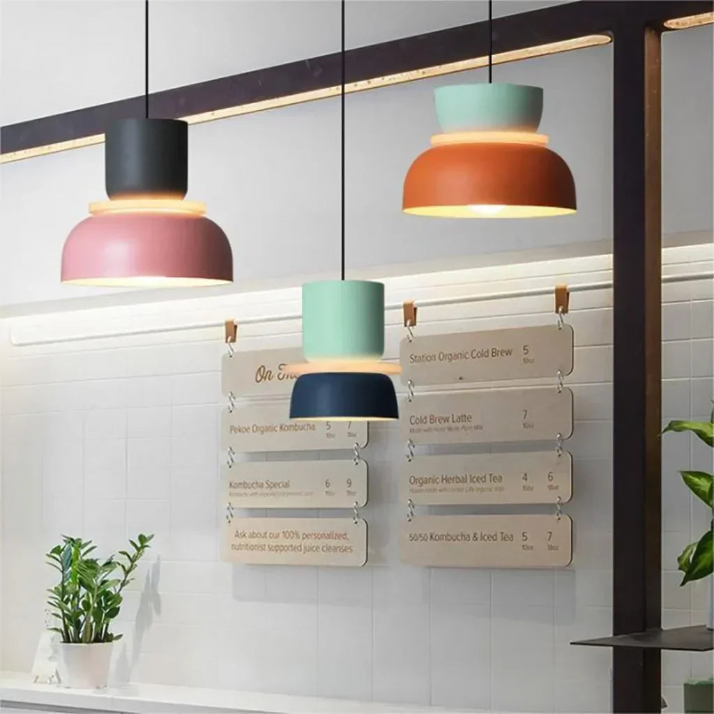 Farbblock-Pendelleuchte für moderne Innenräume