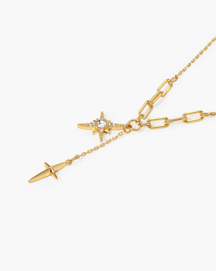 Nahaufnahme des Stern Anhängers einer goldenen Halskette