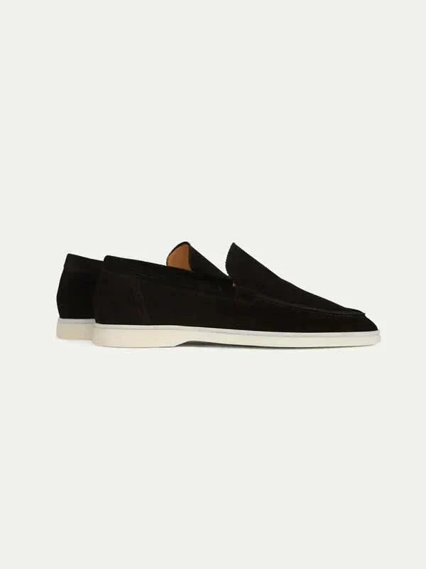 Schwarze Herren Loafer aus feinem Wildleder in italienischem Design im Detail
