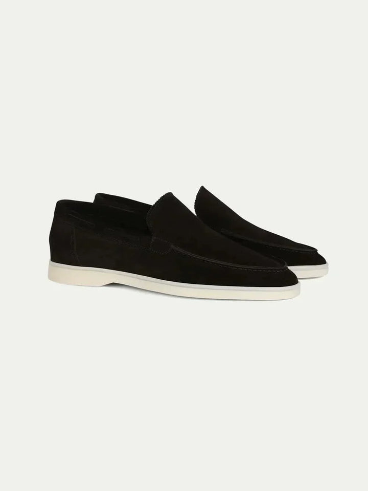Paar schwarze Wildleder Loafer im klassischen Design