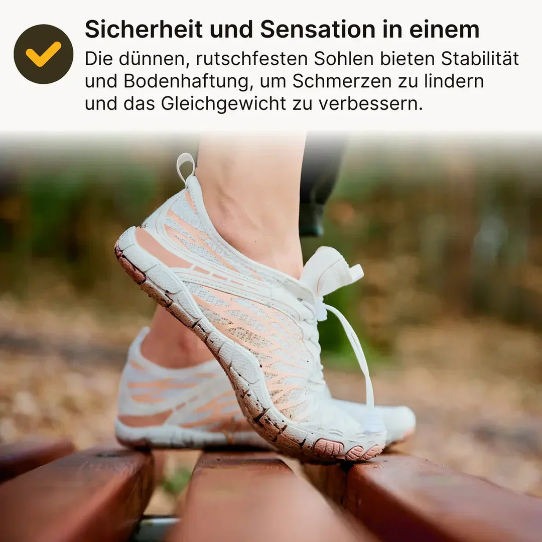 Weißer Barfußschuh in Bewegung auf einem Holzsteg