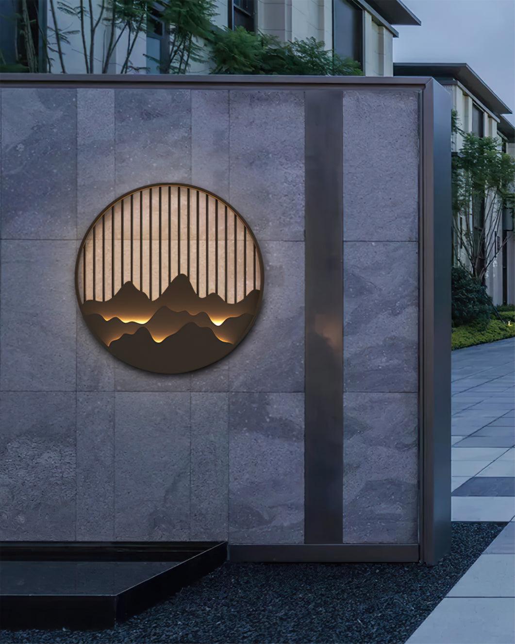 Moderne Outdoor Wandleuchte mit Bergmotiv