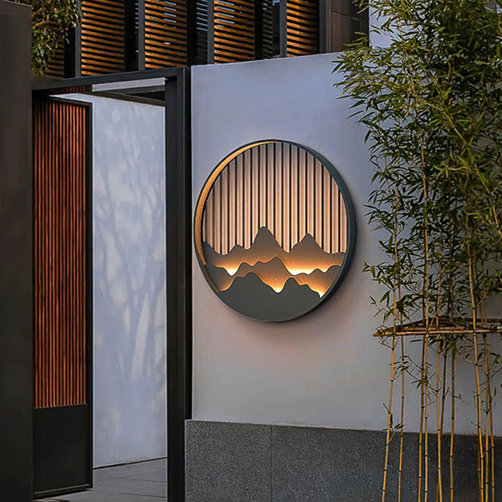 Moderne Outdoor Wandleuchte mit Bergmotiv