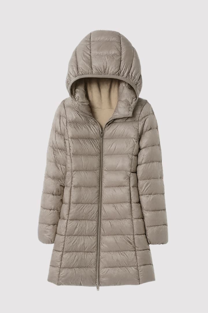 Damen Daunenjacke mit Kapuze in Champagner auf hellem Hintergrund