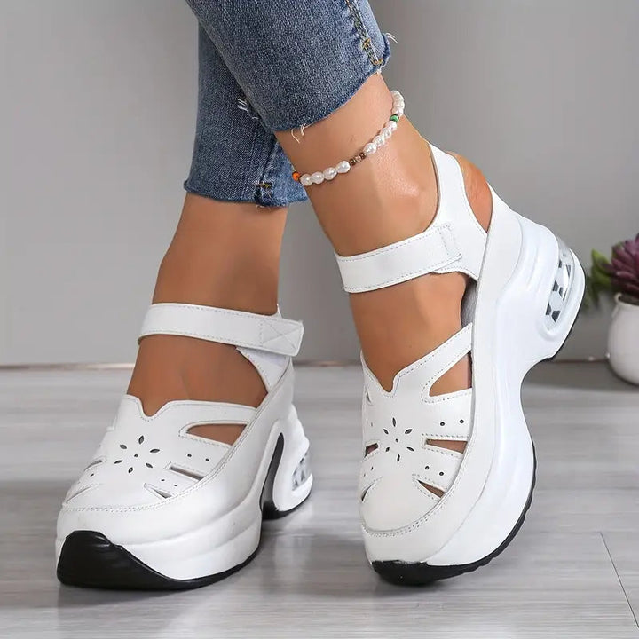 Seitenansicht der weissen Komfortsandalen mit ergonomischer Sohle und Ausschnitten
