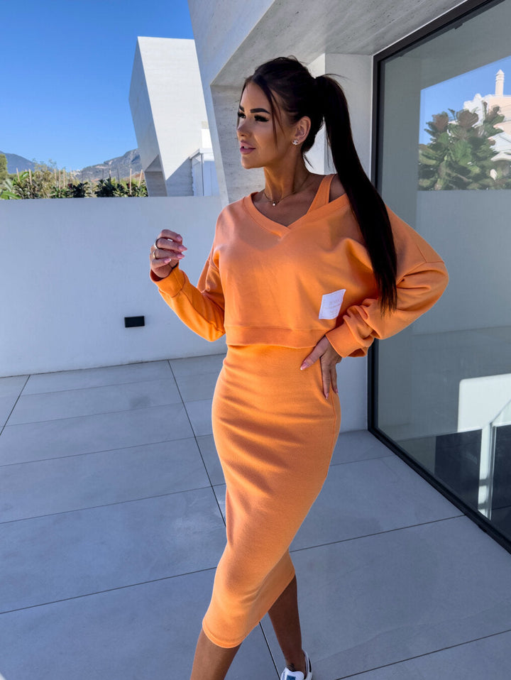 Elegantes Damen Freizeit-Set: Lässiges Sweatshirt und Kleid, bequem für Herbst & Winter.