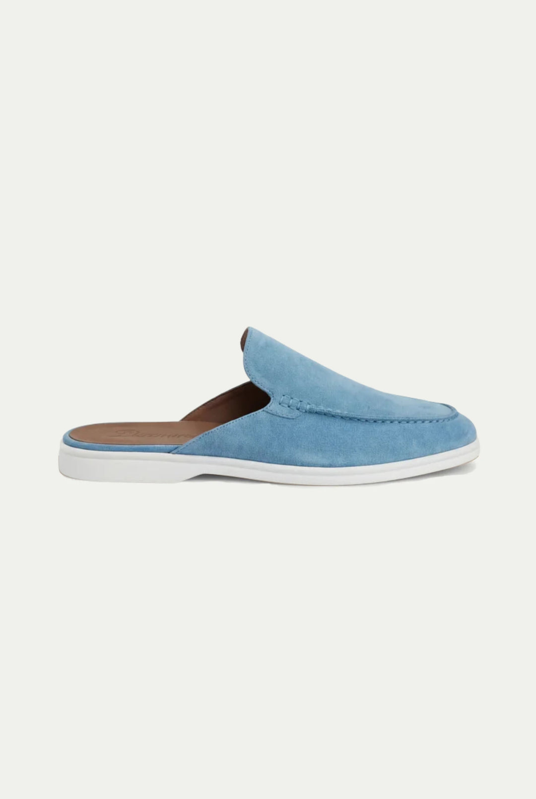 Hellblaue Herren Slip-On Pantolette in Seitenansicht auf hellem Hintergrund