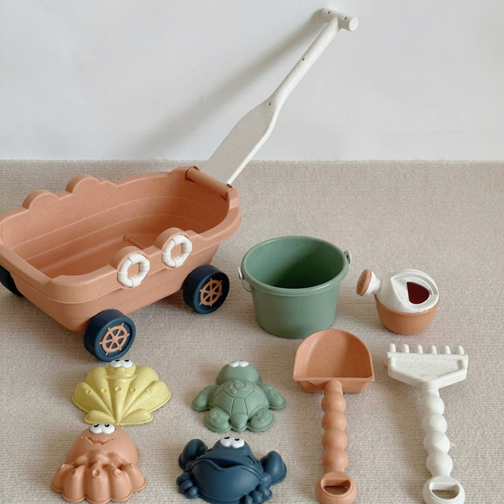Detail: Schaufel, Rechen und Eimer aus dem robusten Kinder Strand-Sandspielzeug-Set.