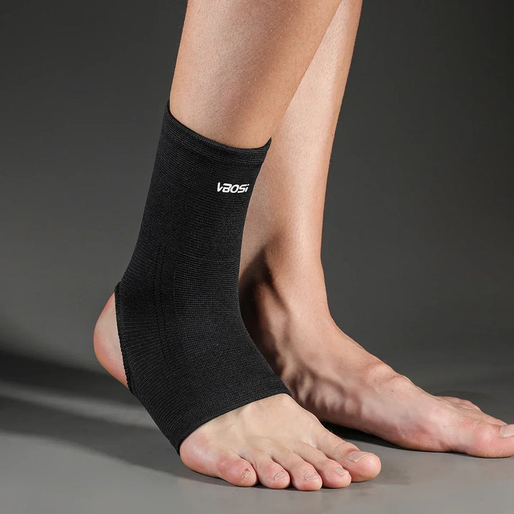 Detailaufnahme der flexiblen Kompressions-Knöchelbandage für Damen und Herren im Fitness-Einsatz
