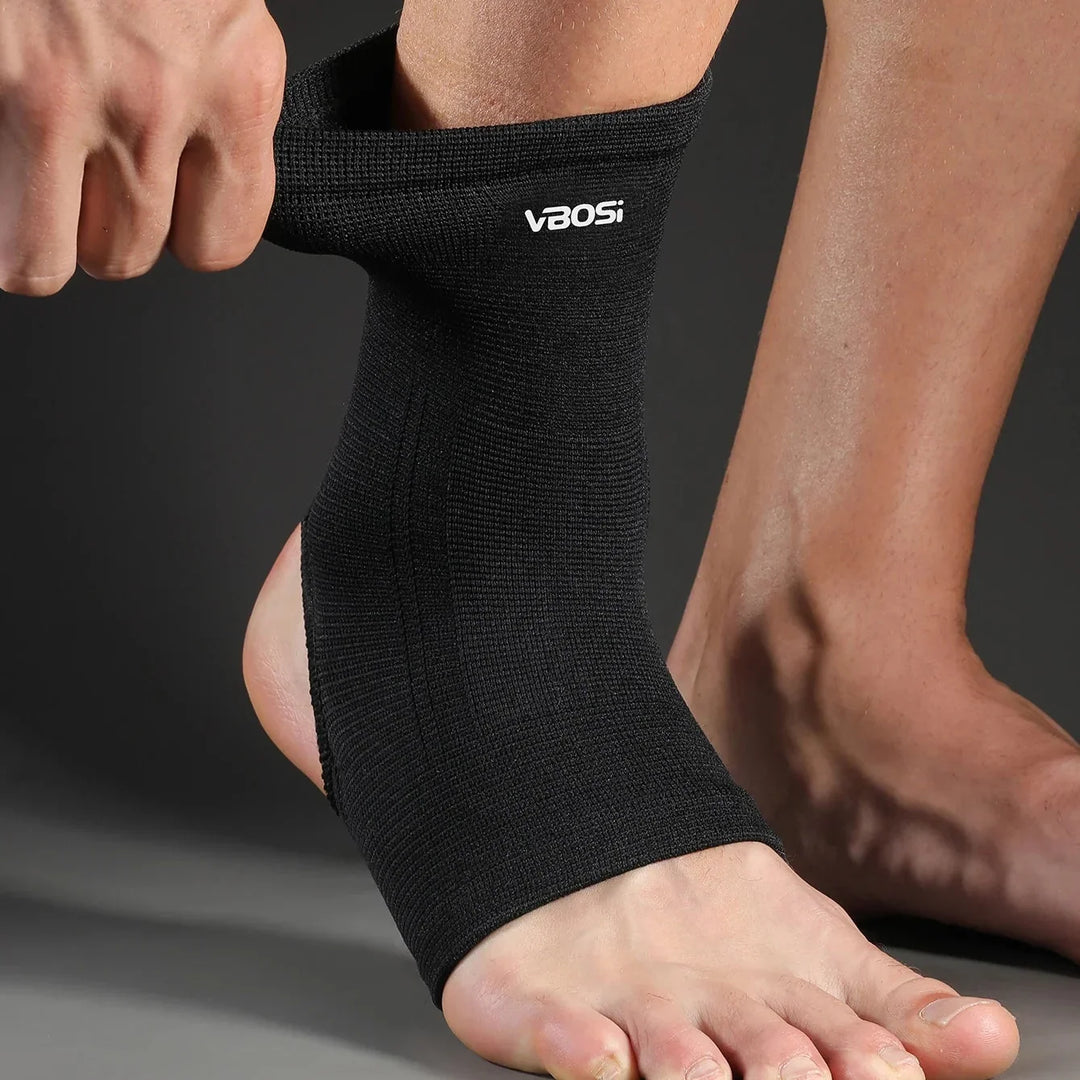 Atmungsaktive Sport-Knöchelbandage in Schwarz flach ausgebreitet zur Veranschaulichung des Materials