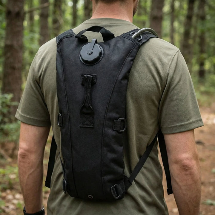 Unisex Hydrations-Rucksack in Schwarz von hinten getragen beim Wandern im Wald