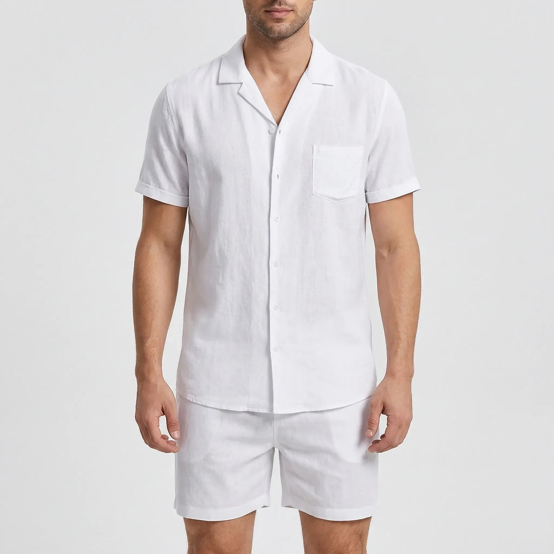 Herren Sommer-Set in Weiss vor hellem Hintergrund