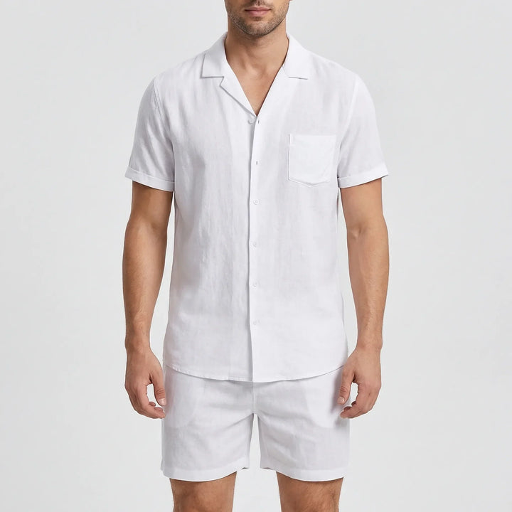 Herren Sommer-Set in Weiss vor hellem Hintergrund