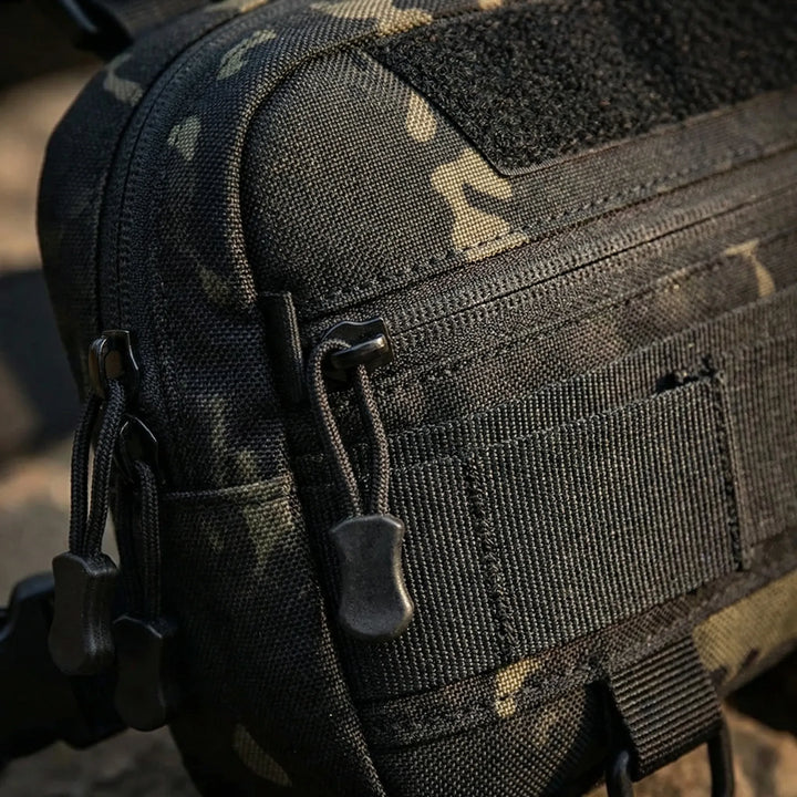 Tragebeispiel der Crossbody Tasche für Herren in Khaki