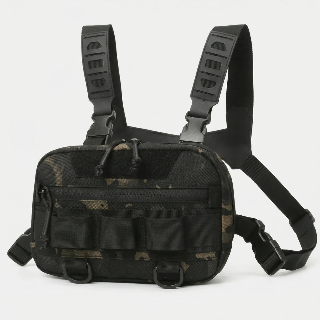 Kompakte Brusttasche in Schwarz und Tarnmuster mit MOLLE-Schlaufen auf hellem Hintergrund