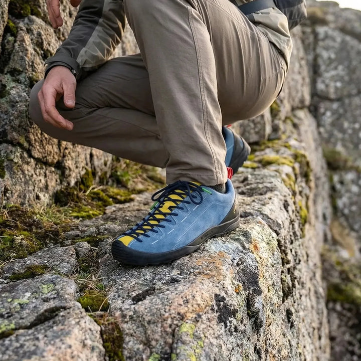 Herren Kletterschuh in Blau beim Klettern an einer Felswand