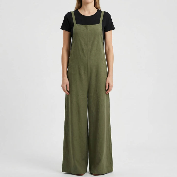 Vorderansicht einer Frau im militärgrünen Latz-Jumpsuit auf hellem Hintergrund