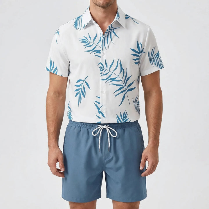 Weißes Herren Kurzarmhemd mit blauem Palmenprint und blauen Shorts