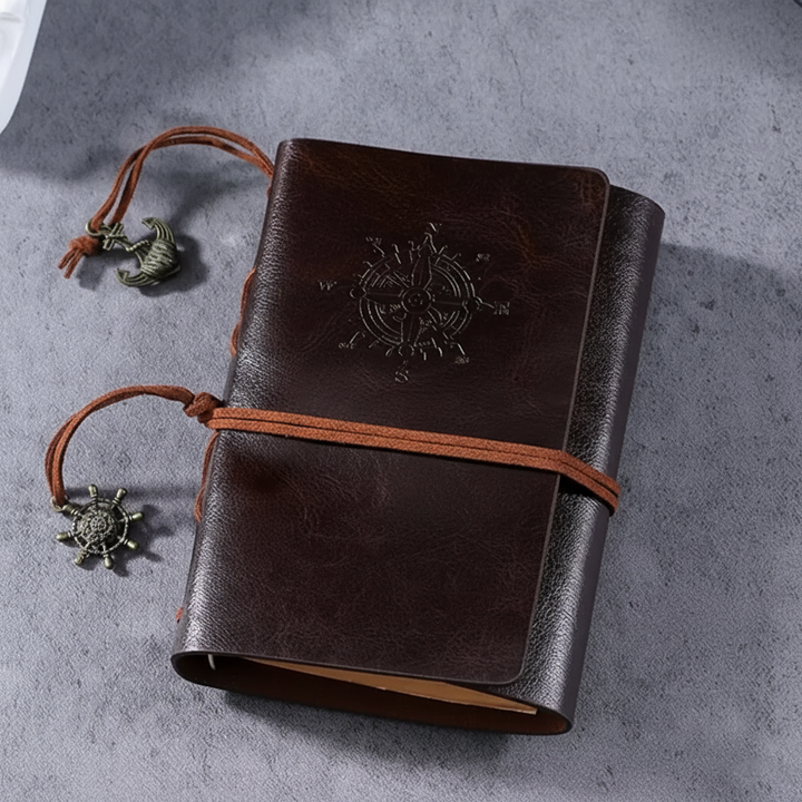Dunkelbraunes Reisetagebuch im Retro-Stil mit Verschlussband von oben fotografiert
