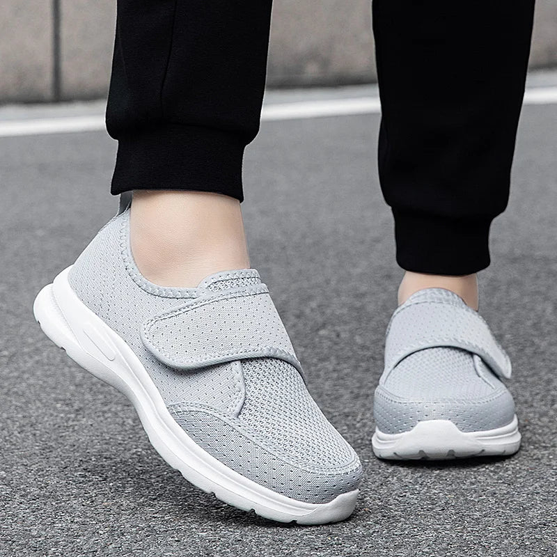Detaillierte Anschnitt der Sohle des Unisex Gehschuhs
