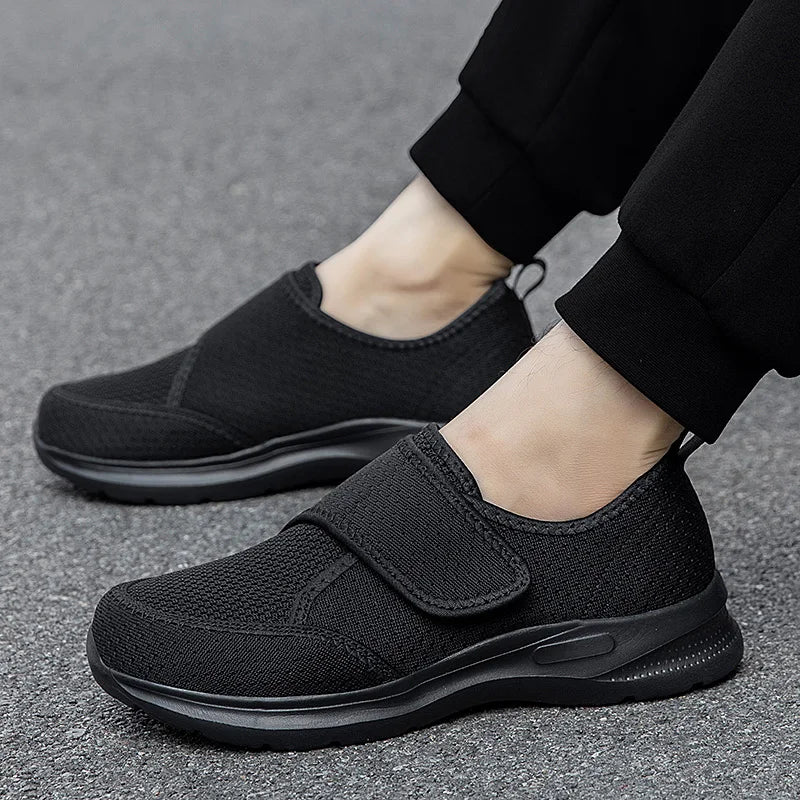Schwarzer Schuh mit Klettverschluss für empfindliche Füße