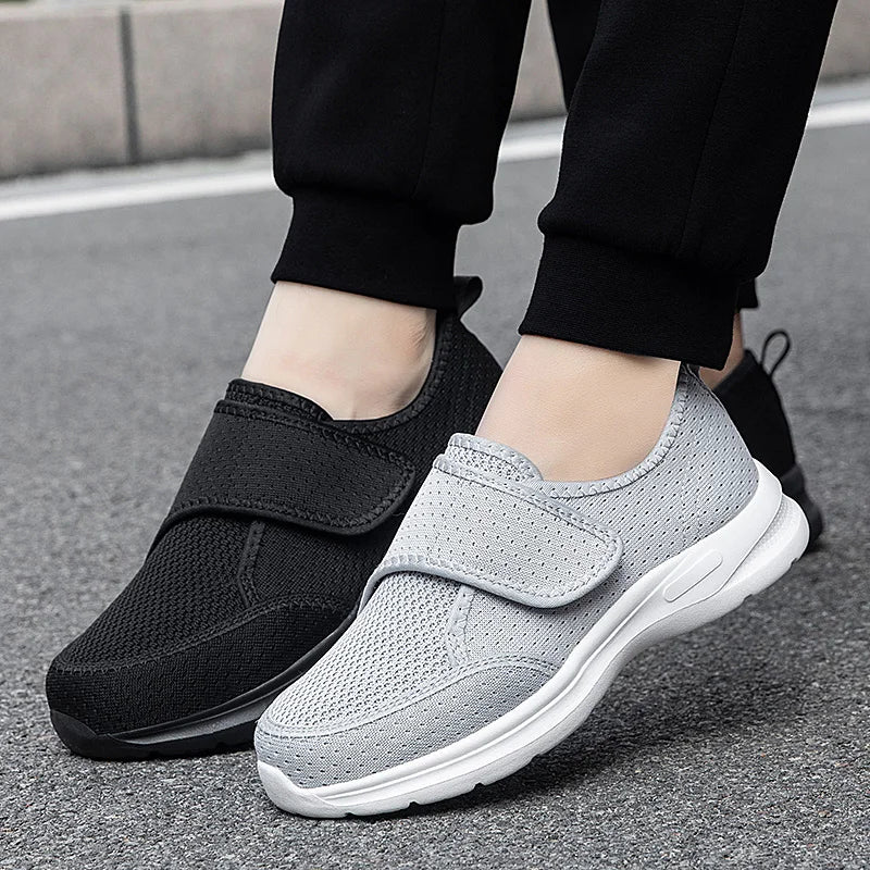 Medizinischer Gehschuh in Grau und Schwarz von der Seite