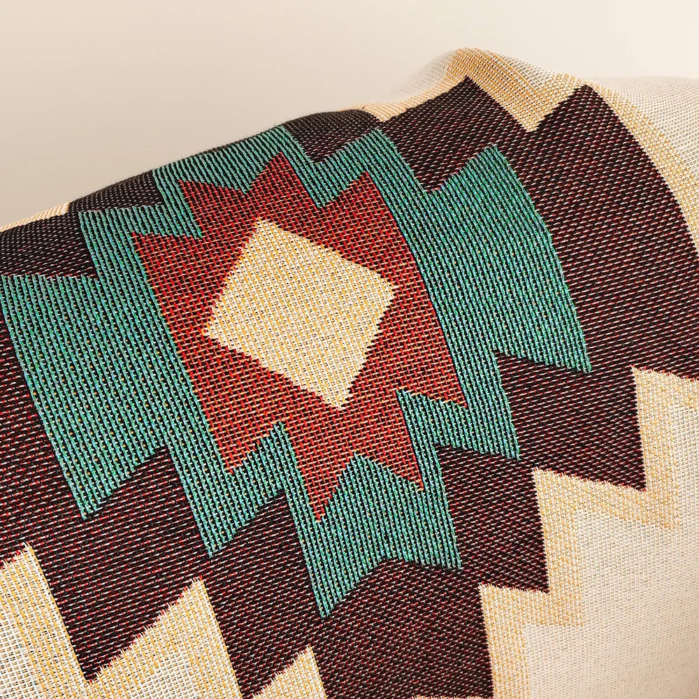 Beige und braune Webdecke mit Azteken-Muster und Fransen als gemütliche Couchdecke