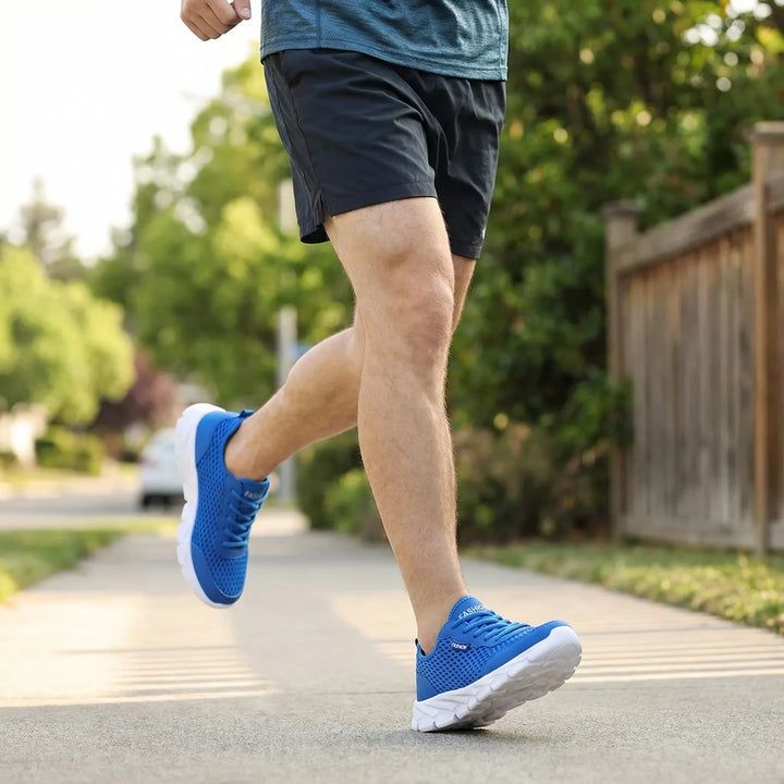 Herrenlaufschuhe in Blau beim Laufen auf dem Gehweg