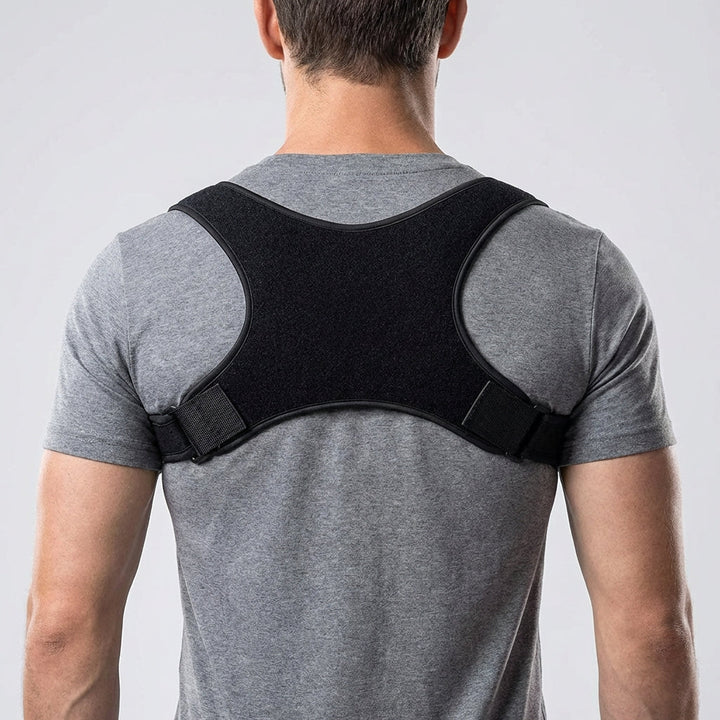 Nahaufnahme der ergonomischen Rückenstütze in Schwarz auf grauem Shirt