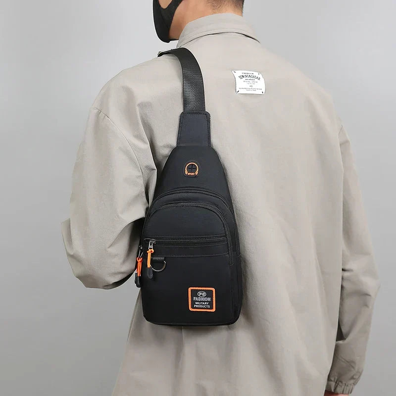 Moderne Herren Tasche und Sporttasche im Querformat, getragen als trendige Crossbody Tasche.