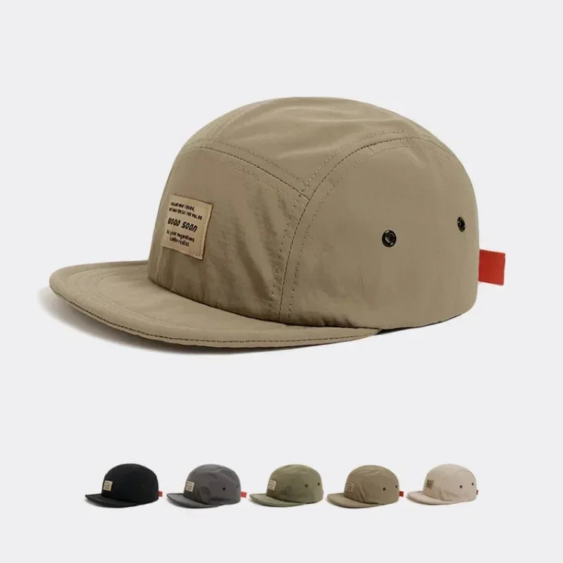 Fünf-Panel-Cap in Trendfarbe, stylischer Begleiter für urbane Streetwear-Looks.