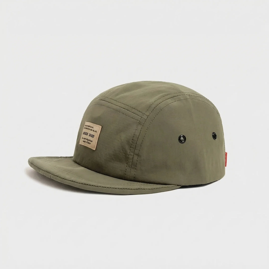 Unisex Fünf-Panel-Cap in Seitenansicht, zeigt den flachen und kurzen Schirm.