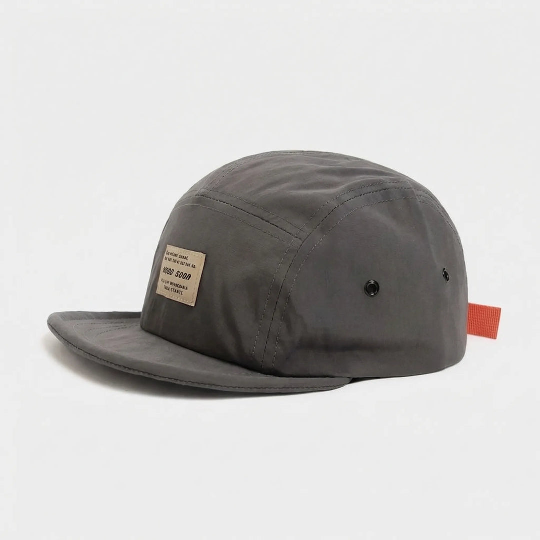 Moderne Unisex Kappe von schräg oben fotografiert mit klaren Nähten.