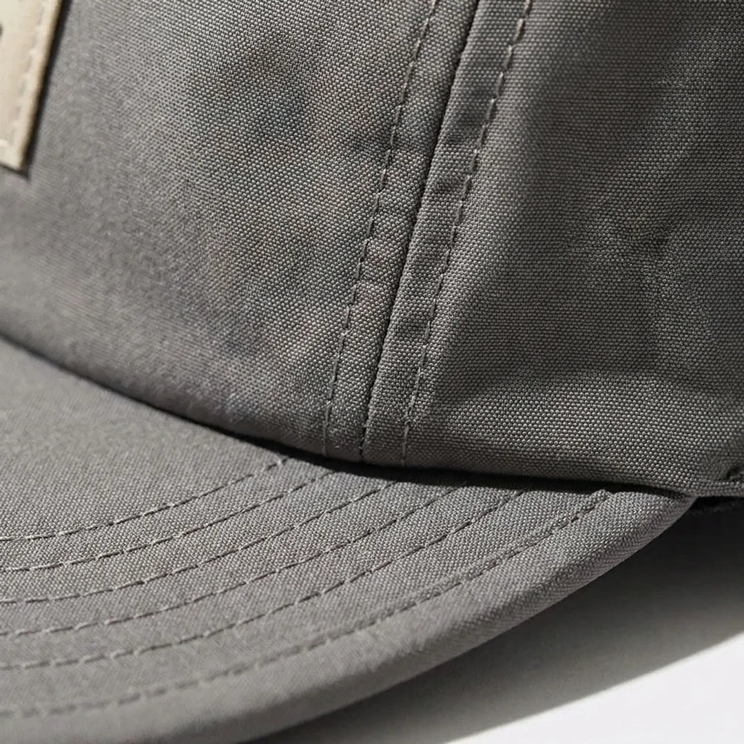 Schwarze Sonnenkappe für den Sommer, leicht und bequem zu tragen.