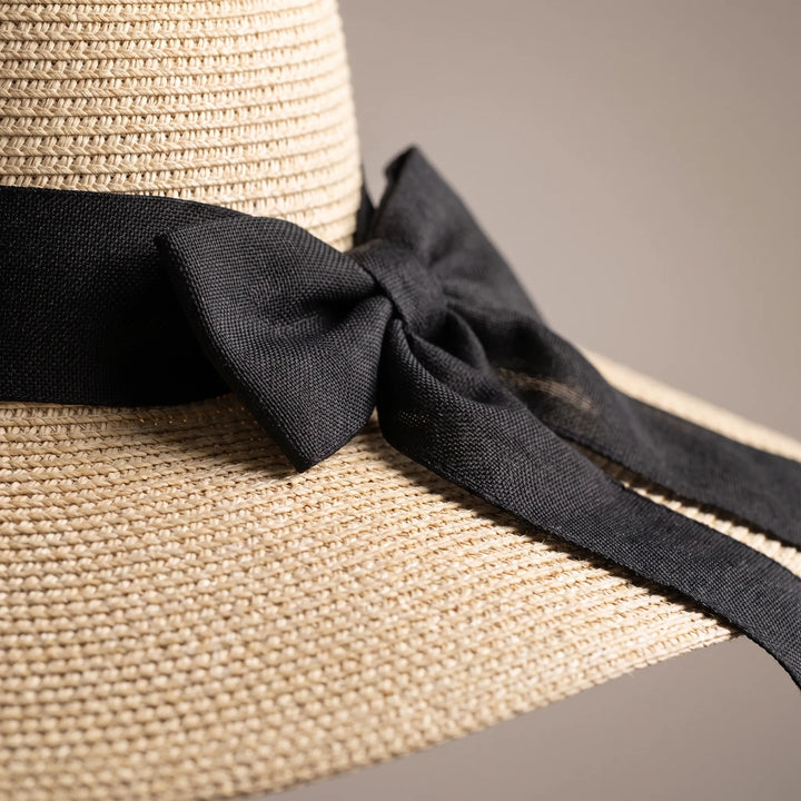 Damen Strandhut mit eleganter Schleife, kombiniert mit Sommerkleidung