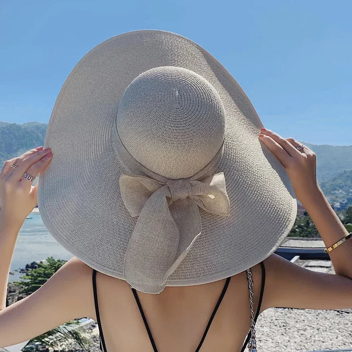 Damen Accessoire: Schicker Strohhut mit großer Schleife für den Sommer