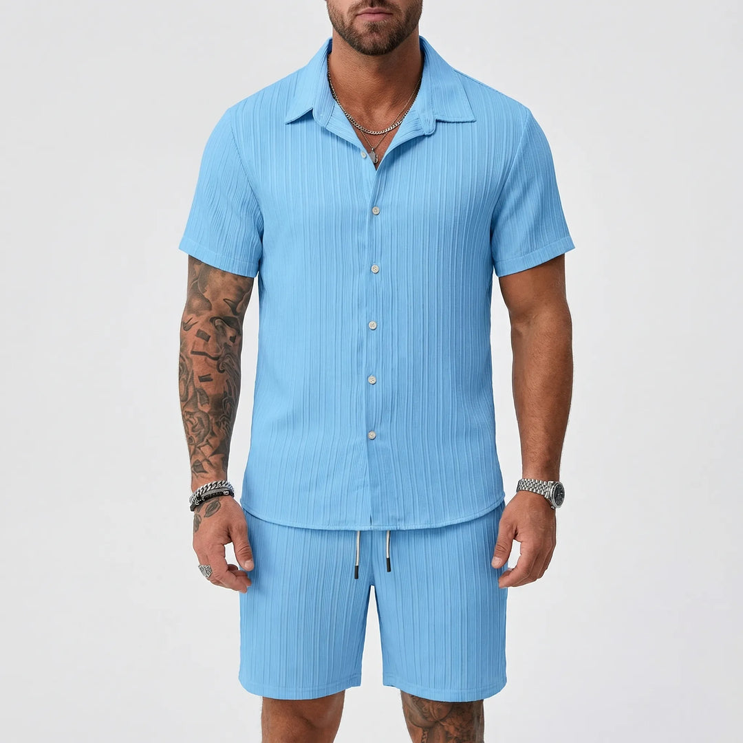 Kurzarmhemd mit Shorts kombiniert als trendiges Sommeroutfit