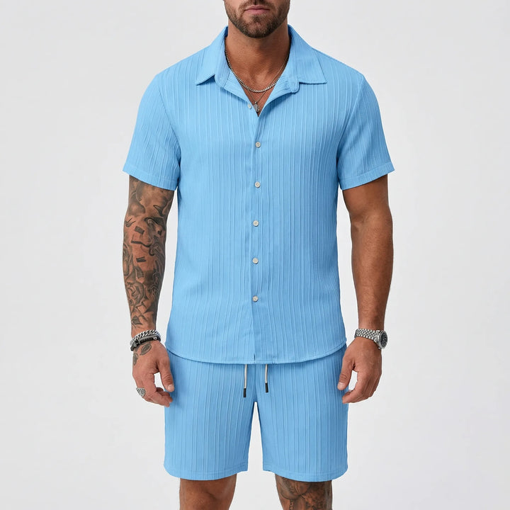Kurzarmhemd mit Shorts kombiniert als trendiges Sommeroutfit