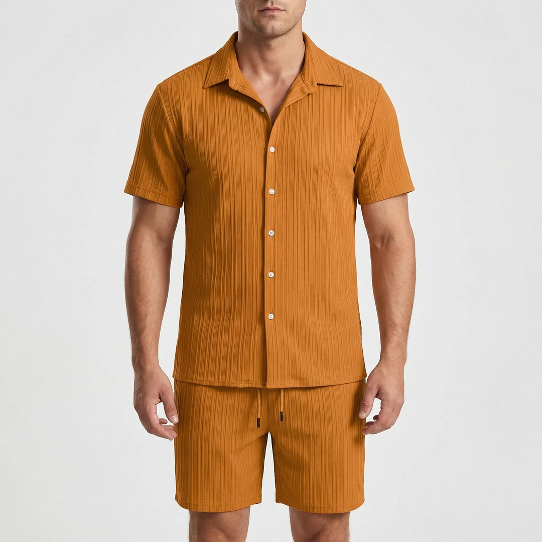 Bequemes Outfit bestehend aus Kurzarmhemd und Shorts