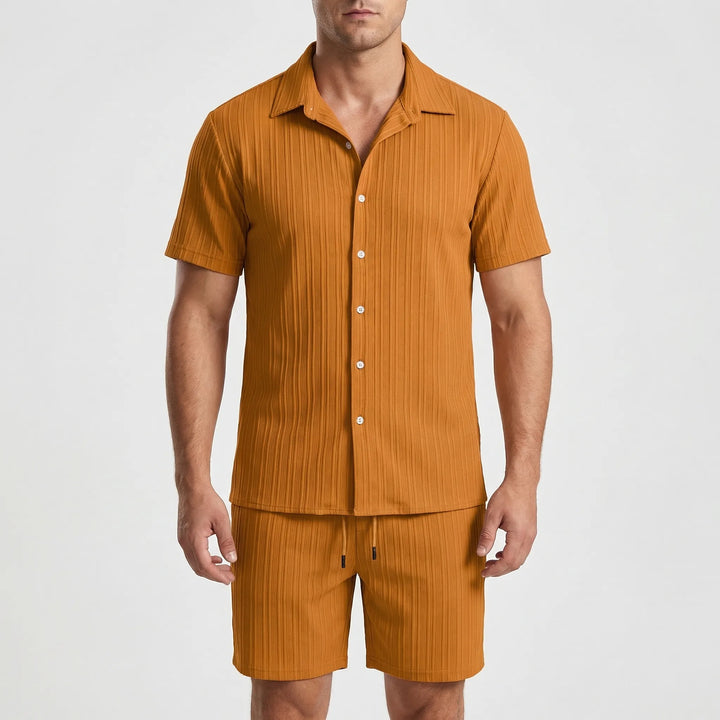 Bequemes Outfit bestehend aus Kurzarmhemd und Shorts