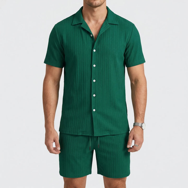 Grünes Herren Kurzarmhemd und Shorts Set im Studio präsentiert