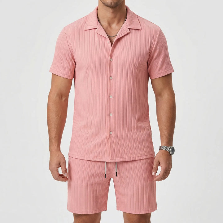 Lässiges Urlaubsoutfit mit kurzärmeligem Hemd und bequemen Shorts